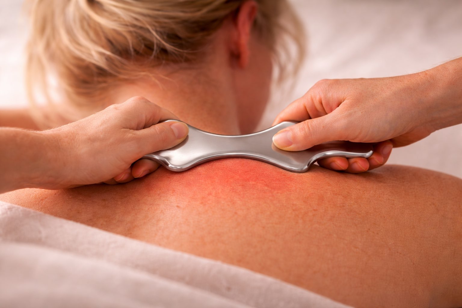 Gua Sha Behandlung - Ausstreichen der Haut mit Schaber